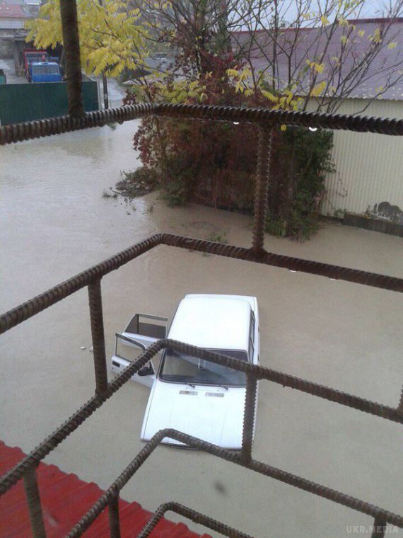 Внаслідок потужних злив у російському курортному місті Сочі повінь. Російське Сочі знову плаває у воді