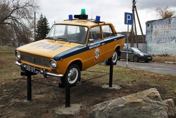 Дивний пам'ятник встановили в окупованому Луганську. Цей "монумент" -- колишня машина даішників "копійка" ВАЗ-2101.