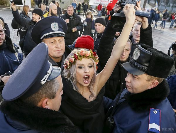 У русі FEMEN стався розкол. Засновники руху FEMEN Олександра Шевченко, Оксана Шачко та Яна Жданова заявляють про те, що акція напіводягнених дівчат під Верховною Радою була проплаченим.