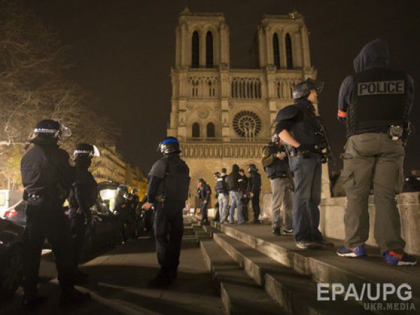 Після терактів у Парижі було вбито п'ять бойовиків. Прокурор Парижа Франсуа Моліна повідомив, що в місті сталося шість атак терористів, які могли забрати життя 120 осіб.
