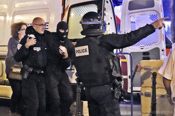 Теракт в Парижі: Це була справжня бійня (фоторепортаж). Декілька вибухів біля стадіону "Стад де Франс", захоплення заручників та стрілянину в двох барах.
