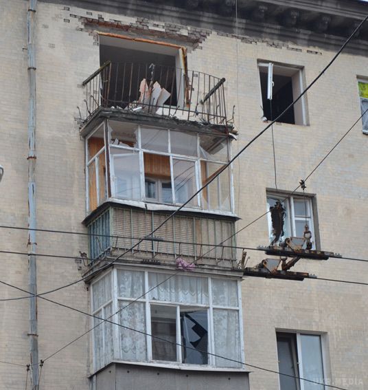 В Житомирі у приміщенні п'ятиповерхівки прогримів потужний вибух: фото. За даними міліції, попередньою причиною події стало накопичення природного газу.