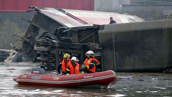 Швидкісний потяг зійшов з рейок на сході Франції. В результаті пригоди п'ятеро людей загинули, 60 постраждали.
