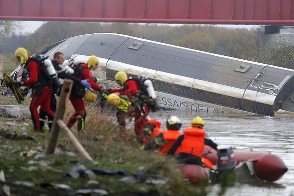 В Єлисейському палаці назвали причину аварії потяга у Франції. Число загиблих в результаті аварії високошвидкісного поїзда у Франції зросла до 10 осіб. Ще не менше 10 поранені.
