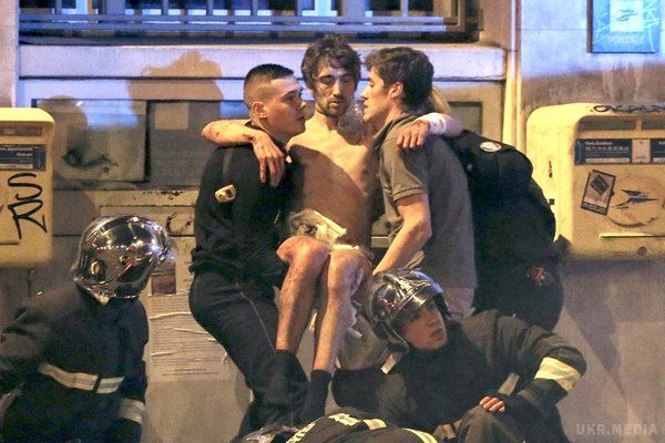 Теракти в Парижі здійснили три групи екстремістів. Серію терактів в Парижі здійснили три добре озброєні групи терористів. Вони діяли координовано і зухвало, повідомляє телеканал France24 з посиланням на столичного прокурора Франсуа Моленс.