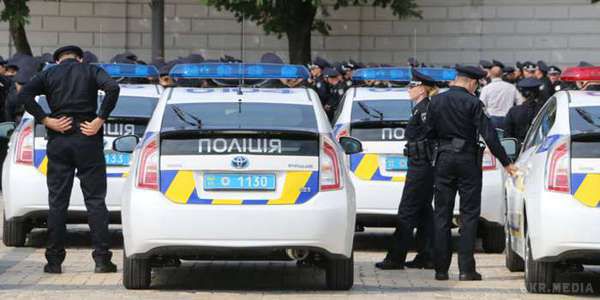 Київська патрульна поліція застосувала зброю, щоб зупинити автомобіль Mazda. Київська патрульна поліція застосувала зброю, щоб зупинити автомобіль Mazda, який втікав від патрульних екіпажів і грубо порушував ПДР