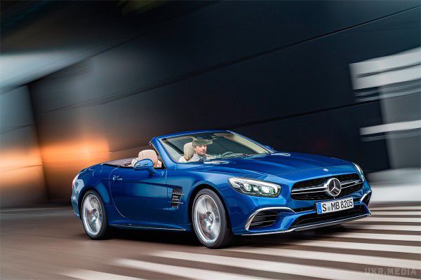 Компанія Mercedes показала оновлений родстер SL (фото). Публічний дебют моделі відбудеться 17 листопада.