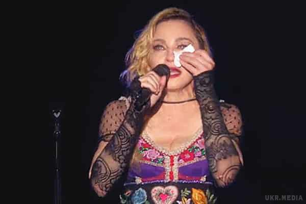 Теракти в Парижі: Мадонна розплакалася, згадуючи жертв трагедії. Співачка Мадонна на своєму концерті в Стокгольмі розплакалася, говорячи про жертви серії терористичних атак в Парижі в ніч на 14 листопада.