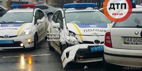 Поліція потрапила в серйозну аварію в Києві. У Києві сталася дорожньо-транспортна пригода за участю трьох автомобілів і з участю патрульної машини поліції.