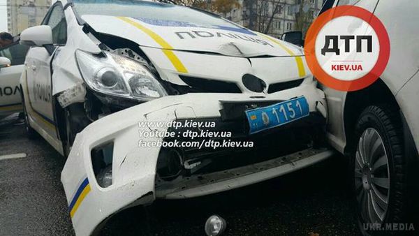 Поліція потрапила в серйозну аварію в Києві. У Києві сталася дорожньо-транспортна пригода за участю трьох автомобілів і з участю патрульної машини поліції.