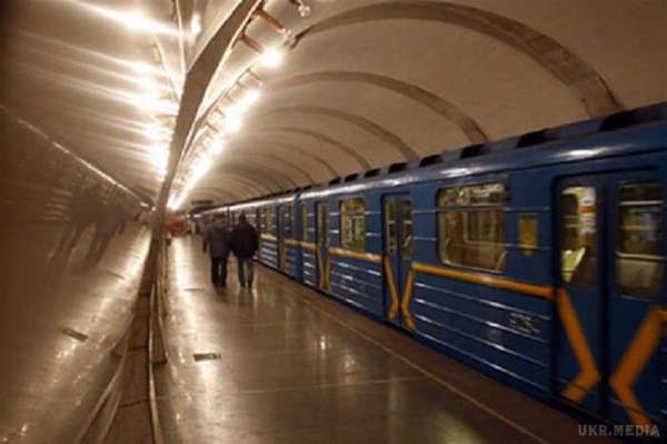 У Києві божевільний “замінував” усі станції метро- прес-служба МВС України. Поки що вибухівки не знайдено.