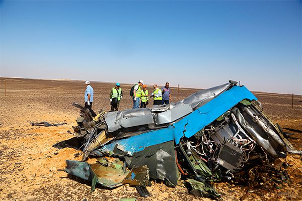 Терористи "ІД" показали бомбу з А321. Бойовики "Ісламської держави" опублікували фотографію прототипу вибухового пристрою, який використовували терористи при підриві російського пасажирського лайнера А321. Ісламісти заявили, що занесли бомбу на борт літака завдяки дірці в безпеці в аеропорт Шарм-ель-Шейха.