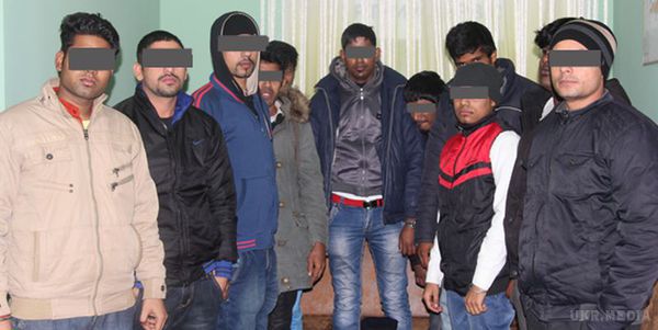 У Рівному поліцейські затримали одинадцять іноземців. Затриманими виявилися п'ятеро громадян Індії і шість з Шрі-Ланки.