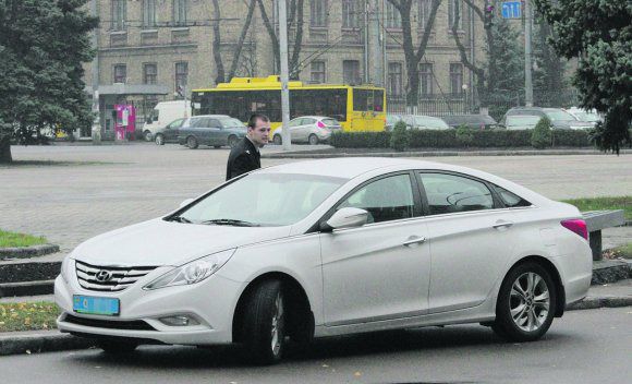 Антон Геращенко їздить на джипі за 1,4 мільйони. У середу, 18 листопада, відразу два представника Міністерства внутрішніх справ засвітилися на дорогих машинах.