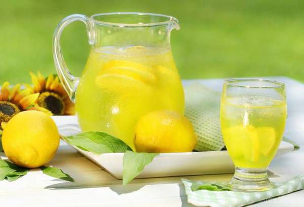 ТОП-10 фактів, які мотивують пити воду з лимоном. Пити воду з лимоном корисно, це не таємниця, проте мало хто знає, чому. Розберемося в перевагах цього напою.