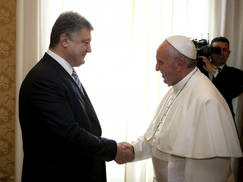 Папа Римський прийняв запрошення відвідати Україну. Папа Римський Франциск під час зустрічі з Петром Порошенко прийняв запрошення відвідати Україну.