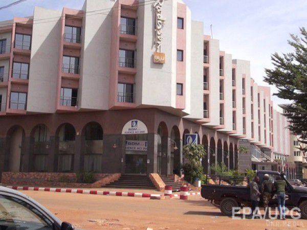 Малі у готелі Radisson загинули 27 заручників. Поліція продовжує антитерористичну операцію в районі готелю.