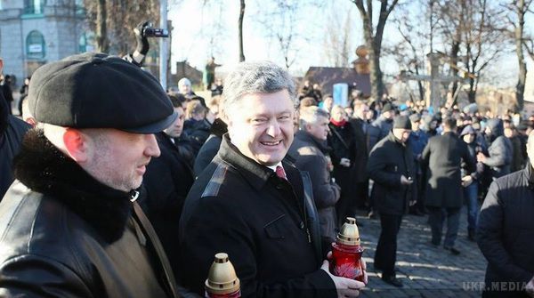 Петро Порошенко вшанує пам'ять героїв Небесної Сотні. У 13:00 Президент покладе квіти до Хреста на місці загибелі учасників Революції Гідності.