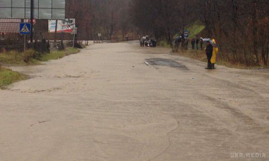 Закарпаття. Населені пункти і дороги йдуть під воду (ФОТО, ВІДЕО). Зливи спричинили підтоплення домогосподарств у населених пунктах чотирьох районів. 