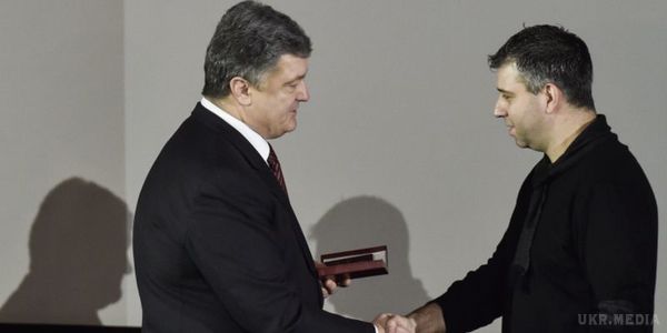 Порошенко нагородив режисера фільму про Майдан. Президент вручив нагороду режисерові документального фільму "Зима у вогні" Євгена Афінєєвського.