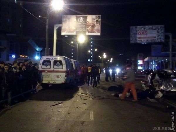 У центрі Одеси сталася жахлива аварія. У центрі Одеси на вулиці Середньофонтанській у неділю, 21 листопада, трапилася смертельна ДТП за участю двох легкових автомобілів.