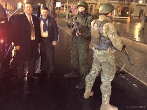 Кобзон під посиленою охороною прибув у Донецьк. Російський депутат і співак Йосип Кобзон прибув на Донбас, щоб дати сольний концерт. Його посилена охорона пов'язана з погіршенням обстановки в регіоні, повідомляють російські ЗМІ.