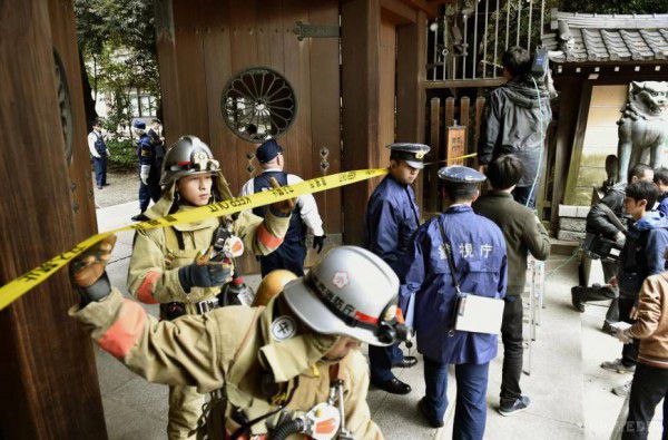 В столиці Японії у храмовому комплексі вибухнула саморобна бомба. Поліція не виключає, що вибух у храмовому комплексі Ясукуні був терористичним актом, проте його причини і цілі в даний час не встановлені.