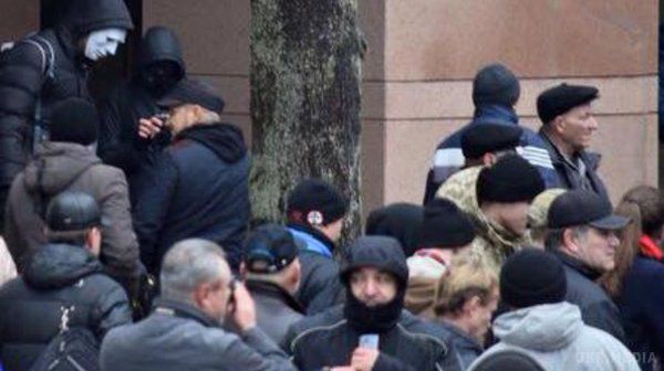 Київ. В офісі Ріната Ахметова влаштували погром (фото). В офісі виламали двері та розбили камери.