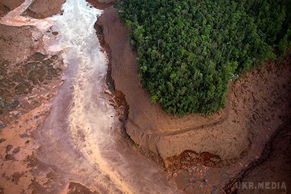 Вчені попередили: насувається на Атлантику екологічна катастрофа. Вчені попереджають про насування на Атлантичний океан екологічної катастрофи, пов'язаної з потраплянням у нього токсичних відходів з річки Ріу-Досі. 