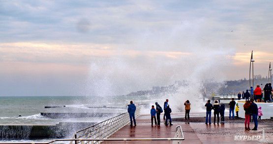 Величезні хвилі накрили набережну в Одесі (ВІДЕО) (ФОТО). На минулих вихідних в Одесі вирувало море. Хвилі досягали у висоту десяти метрів.