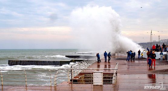 Величезні хвилі накрили набережну в Одесі (ВІДЕО) (ФОТО). На минулих вихідних в Одесі вирувало море. Хвилі досягали у висоту десяти метрів.