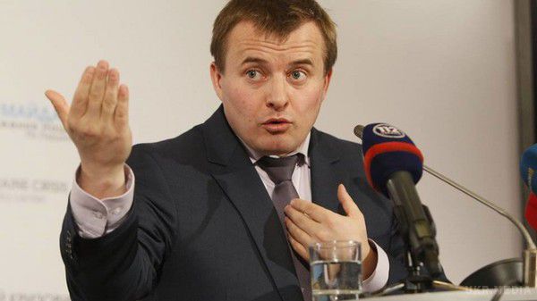 Скандал через три слова у контракті: Демчишин не розуміє, за що Яценюк вимагає покарання. "Я неодноразово показував оригінал, в якому ніякого посилання на федеральний округ не було", - заявив міністр.