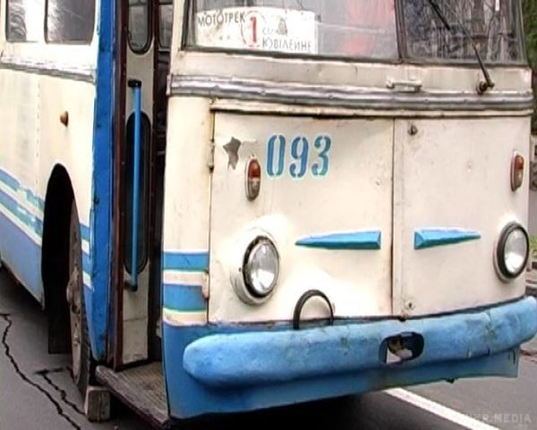 Роздавлена тролейбусом пенсіонерка пролежала в центрі Рівного більше години (фото). Повільність поліцейських обурила городян