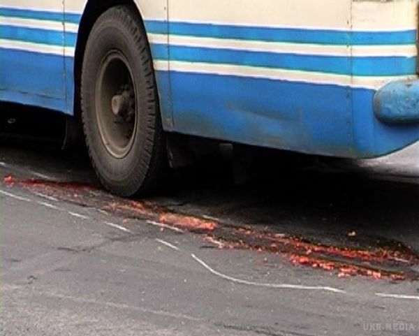 Роздавлена тролейбусом пенсіонерка пролежала в центрі Рівного більше години (фото). Повільність поліцейських обурила городян