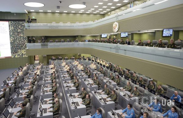 Ось так виглядає командний пункт Путіна-звідки він стежить, як гинуть люди. Президент Росії Володимир Путін спостерігає за перебігом щоденних авіаударів у Сирії у величезній "кімнаті війни" на три поверхи у Москві.