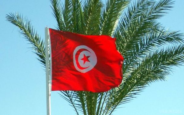 У Тунісі введуть надзвичайний стан. У Тунісі введуть надзвичайний стан у відповідь на терористичну атаку, направлену на автобус президентської охорони, що забрала життя 12 осіб.