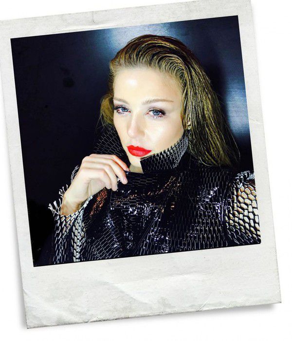 Тіна Кароль приміряла образ фатальної діви. Відома українська співачка Тіна Кароль здивувала новим знімком.