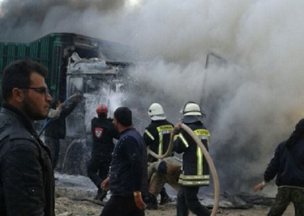 Російська авіація розбомбила гумконвой Туреччини на кордоні з Сирією. Під удар потрапила колона з 20 вантажівок.