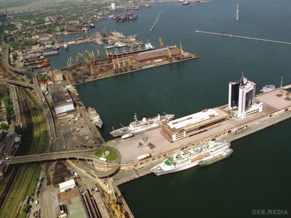Міністерство інфраструктури ініціює проект з будівництва нового порту на Чорному морі . Міністерство інфраструктури ініціює проект з будівництва нового порту, що спеціалізується на рейдовому перевалюванні вантажів