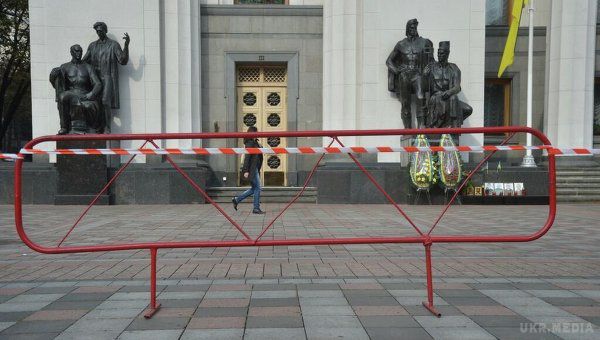 Пресу попросили покинути "заміновану" Верховну Раду. Незважаючи на повідомлення про те, що будівля парламенту нібито замінована, народні депутати продовжили пленарне засідання