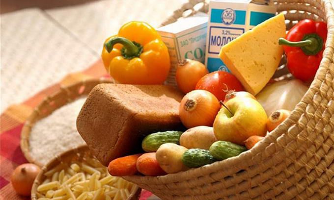 Продуктовий кошик в Україні подорожчав на 43% – експерт. Найсильніше піднялися ціни на фрукти, овочі і рибу.