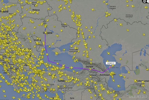 Через Україну в Росію тепер літають тільки іноземці (фото). Українські чиновники кажуть, що це рішення - симетрична відповідь на дії Росії, яка ще в минулому році заборонила транзитні польоти для українських літаків.