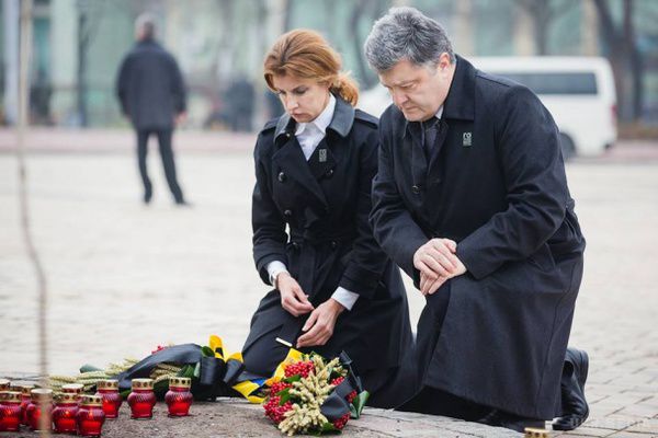  Подружжя Порошенків на колінах вшанували пам'ять жертв Голодомору (фотофакти). Голодомор - це ніщо інше, як прояв багатовікової гібридної війни, яку Росія веде проти України, вважає президент.