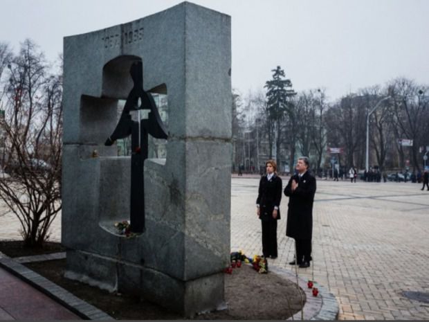  Подружжя Порошенків на колінах вшанували пам'ять жертв Голодомору (фотофакти). Голодомор - це ніщо інше, як прояв багатовікової гібридної війни, яку Росія веде проти України, вважає президент.