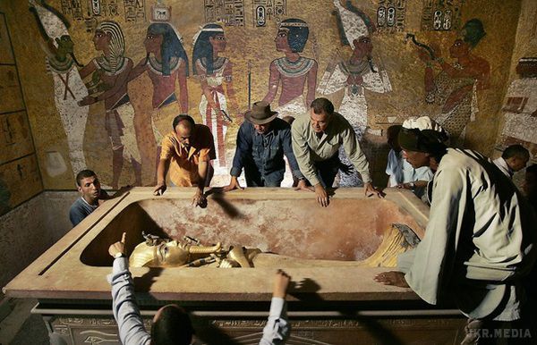 Вчені розкрили таємницю гробниці Тутанхамона. Науковці майже впевнені, що знайшли гробницю Нефертіті — »головної дружини фараона Давнього Єгипту Ехнатона. 