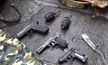 У центрі Києва у підлітка поліція вилучила 3 пістолети та 2 гранати. Підліток, озброєний пістолетами, гранатами і ножем прямував на заходи, що проходять на Майдані Незалежності.