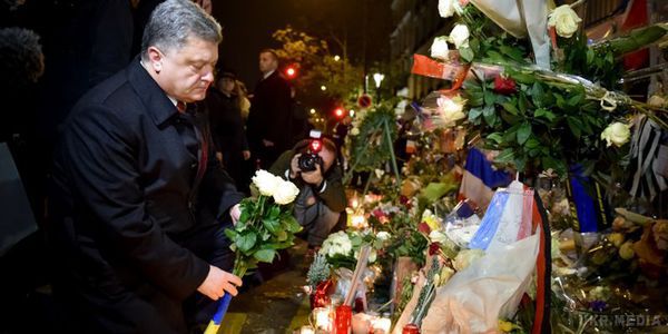 Порошенко поклав квіти до театру Bataclan в Парижі. Петро Порошенко вшанував жертв терористичної атаки біля паризького концертного залу "Батаклан".