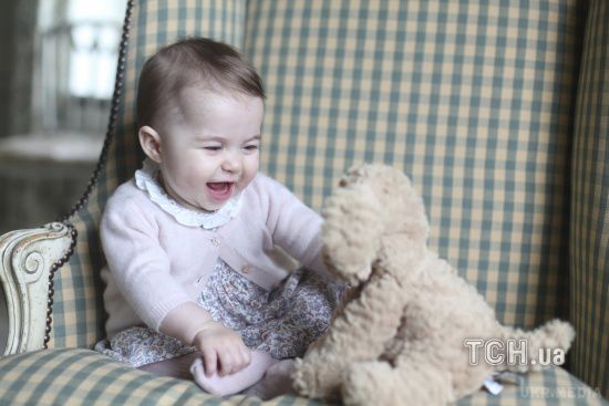 Герцогиня Кембриджська оприлюднила чарівні фото 6-місячної принцеси Шарлотти. Герцог і герцогиня сподіваються, що кожен насолодиться спогляданням нових фото принцеси Шарлотти, так само, як і вони самі.