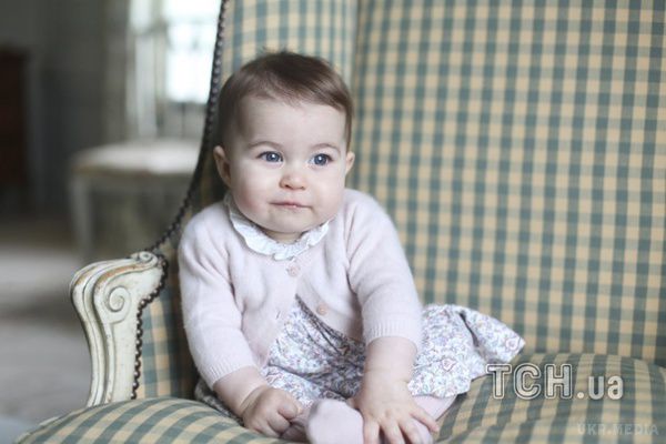 Герцогиня Кембриджська оприлюднила чарівні фото 6-місячної принцеси Шарлотти. Герцог і герцогиня сподіваються, що кожен насолодиться спогляданням нових фото принцеси Шарлотти, так само, як і вони самі.