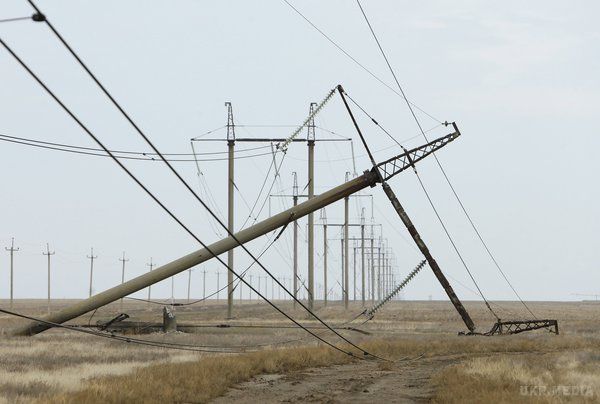В "Укренерго" заявили, що на одній з ЛЕП в Херсонській області, яка подає енергію в Крим, завершено ремонтні роботи.. Але не підключили